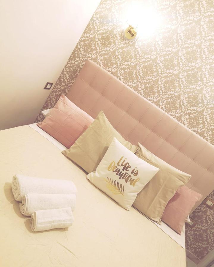 나폴리 Domus Luigi Leone B&B 외부 사진
