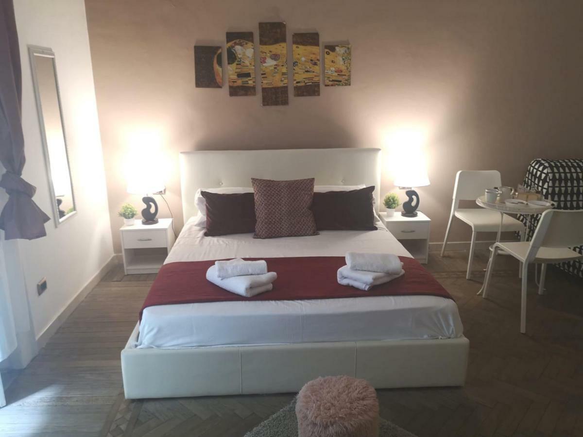 나폴리 Domus Luigi Leone B&B 외부 사진