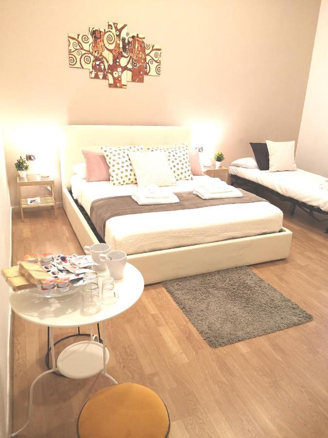 나폴리 Domus Luigi Leone B&B 외부 사진